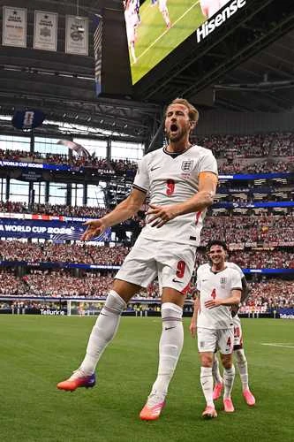 Kane lidera trepidante victoria de Inglaterra   