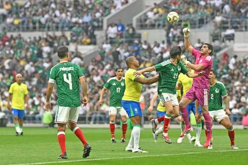 Un partido de leyendas que evocó nostalgia en la afición   