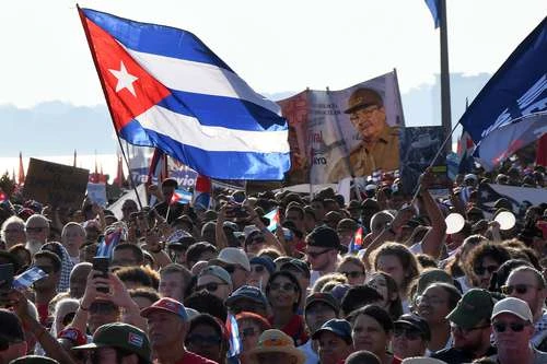 Redobla Trump sanciones contra Cuba; amenaza con tomar la isla   