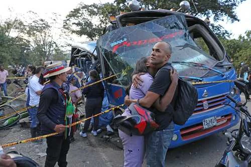 Ataque con explosivos adjudicado a disidencias de las FARC deja 14 muertos en Colombia   