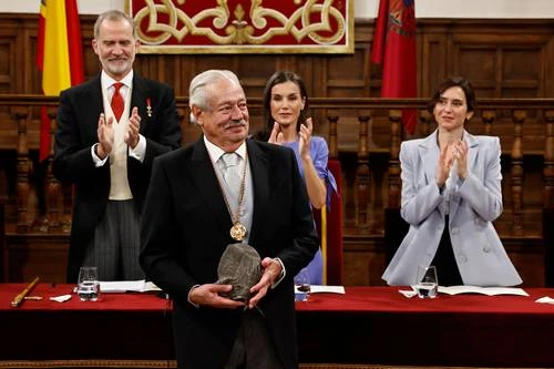 Resaltan “hermandad” entre México y España en entrega del Cervantes a Gonzalo Celorio   