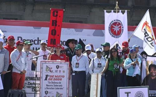Breve mitin en el Zócalo con minoría de líderes   