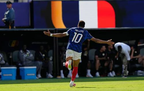 Francia cumple; Mbappé supera a Pelé y Fontaine    
