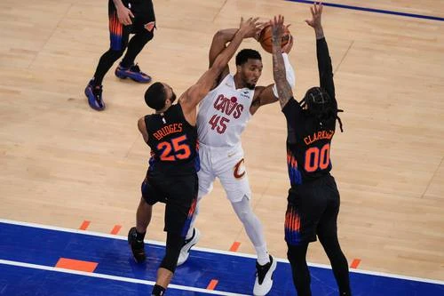 Amplían Knicks ventaja sobre Cavs   