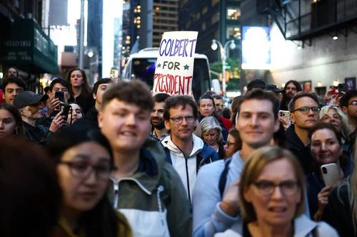 Emotiva despedida a presentador crítico de Trump   