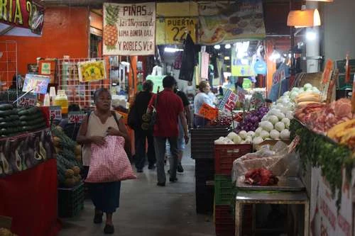 Leve mejoría de la confianza de los consumidores en abril   