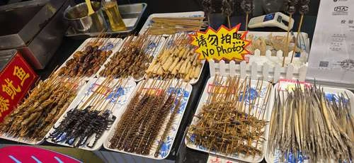 De alacranes a bebidas inciertas: un encuentro con la peculiar cocina de Pekín   