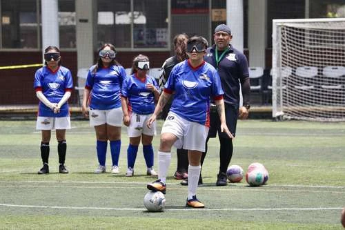 “Jugamos al futbol para no caer en las sombras”   