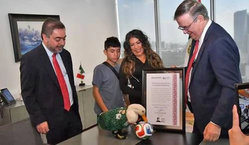 Entrega Ebrard registro de marca   