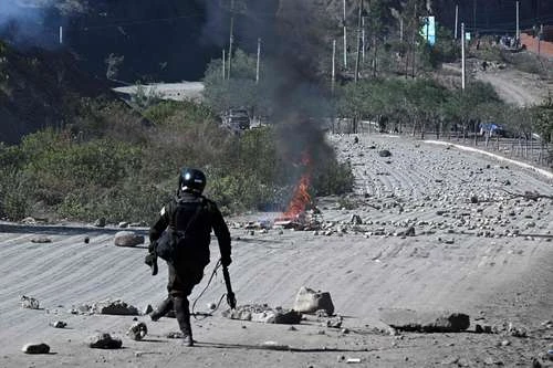 Detienen a 57 personas en operativo contra bloqueo de manifestantes en Bolivia   