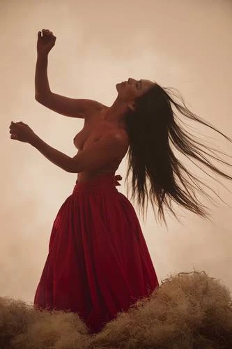 Dedica pieza de danza-teatro a la fuerza femenina   