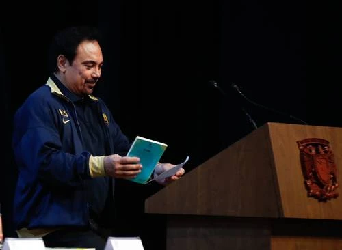 Lanzan en la Preparatoria 5 el libro Relatos cancheros sobre futbol   