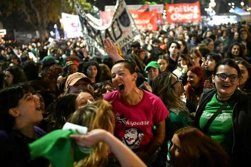 Mujeres en Argentina repudian feminicidios   