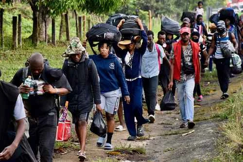 Caravana migrante retoma el camino a pie   