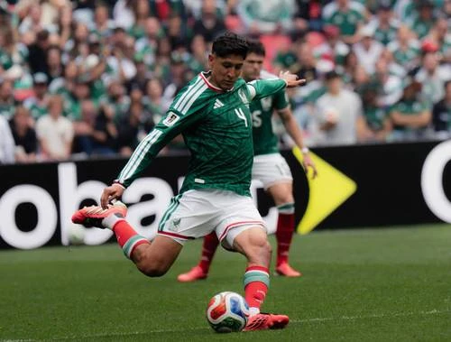 Edson Álvarez relevaría a César Montes en el Tri   