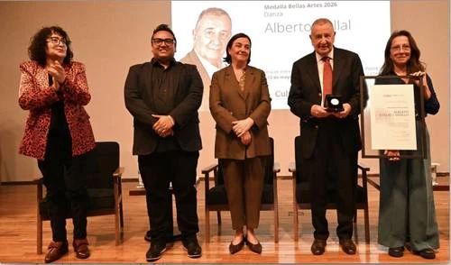 Recibe Alberto Dallal la Medalla Bellas Artes por su carrera de más de 60 años   