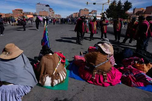 Protestas y bloqueos por la crisis económica paralizan Bolivia   