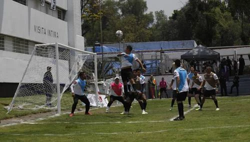 Futbol en el reclusorio, 90 minutos de libertad para olvidar el encierro   