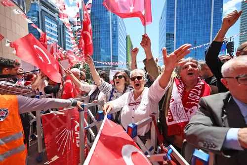 Marchan decenas de miles en apoyo al líder opositor Ozgur Ozel en Turquía   