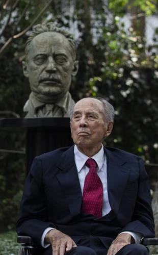 El economista David Ibarra Muñoz recibe la medalla José Vasconcelos    