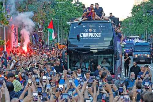 Lamine Yamal ondea bandera palestina en festejo del Barcelona   