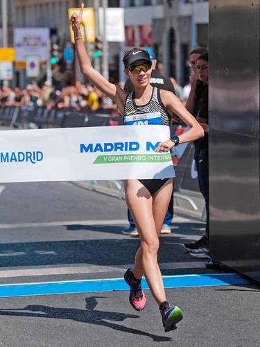 Alegna González, bicampeona en 10 km de marcha en Madrid   