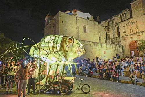 Arca, espectáculo que convierte el espacio público en territorio poético   