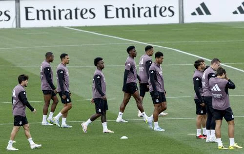 “No voy a quemarlos en una hoguera pública”, dice Arbeloa tras pelea de Valverde y Tchouaméni   