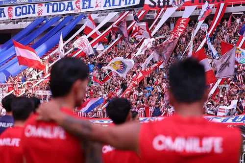 Chivas recarga energías con su afición en busca de la remontada ante los Tigres     