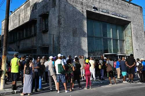 Suspende banco operaciones en Cuba; sin pagos, Visa y Mastercard   