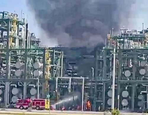 Pemex atiende incendio en Dos Bocas   
