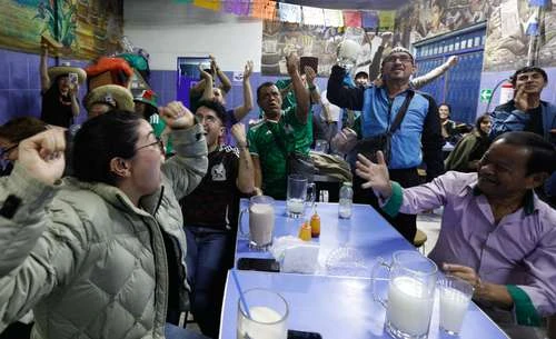 Entre porras, vasos de neutle y Los Bukis   