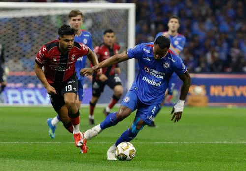 Cruz Azul cumple y también avanza   
