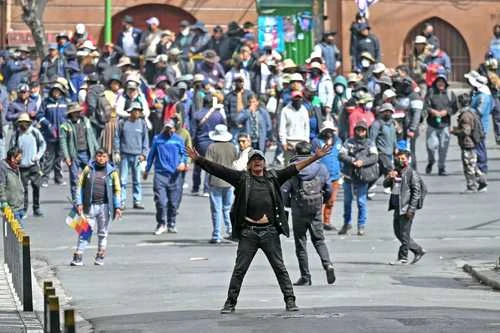 Marchan en Bolivia miles de trabajadores; exigen la renuncia de Rodrigo Paz   