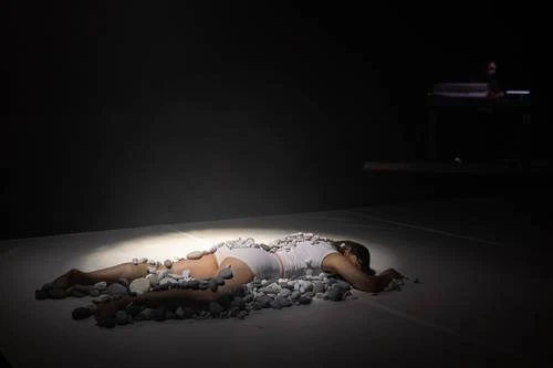 Montaje reverbera el pensamiento del filósofo Byung-Chul Han   