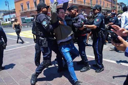 Entre represión, premian a la española en Aguascalientes   
