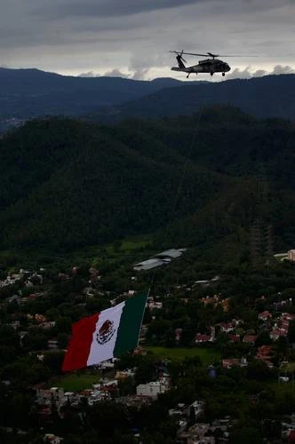 Demostraciones aéreas del Ejército engalanan los partidos de México   