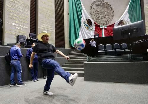 Julio Hernández López: Astillero  