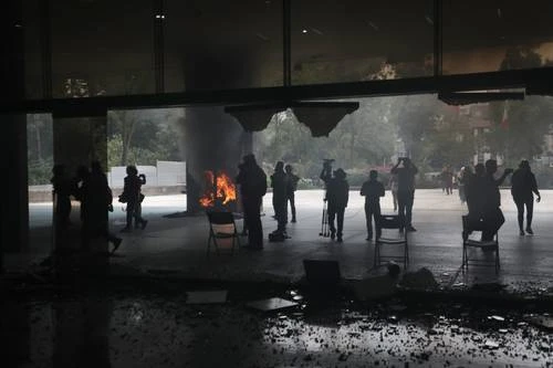 Destrozos en la SEP durante protesta de docentes   