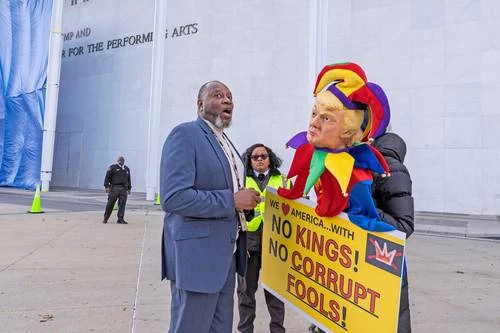 Se violó la ley al poner nombre de Trump al Centro Kennedy, dice juez; ordena no cerrarlo   
