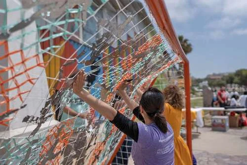 Refugiados y migrantes instalan en Tijuana la obra Tejiendo redes   