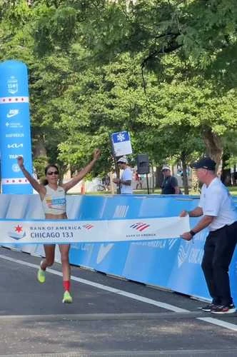 Laura Galván triunfa en el Medio Maratón de Chicago   
