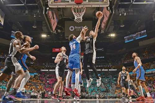El Thunder sorprende a los Spurs  y se adelanta en la final del Oeste   