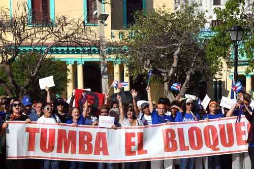 Cientos de mujeres protestan en Cuba contra bloqueo de EU   