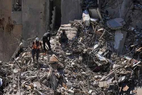Oleada de bombardeos israelíes deja 18 muertos en Líbano   