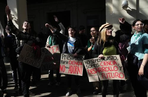 Exigen miles de argentinos a Milei respetar recursos de universidades    