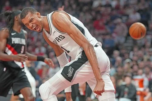 En el regreso de Victor Wembanyama, Spurs a un paso de la semifinal   