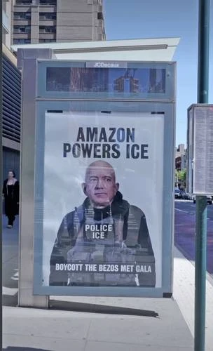 Protestas de trabajadores contra el multimillonario Bezos opacan Gala del Met   