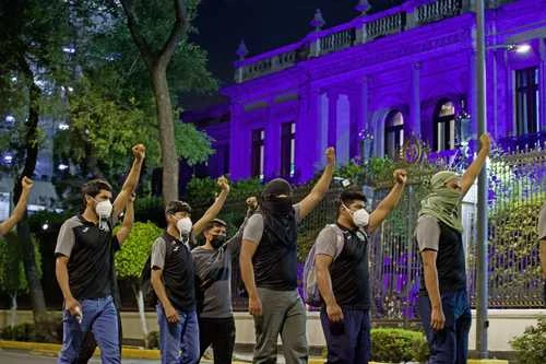 Normalistas de Ayotzinapa protestan en la SG   