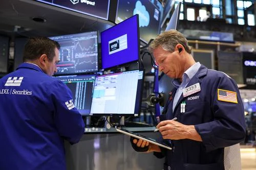 Trump firma un decreto para facilitar el despido de 8 mil empleados federales   